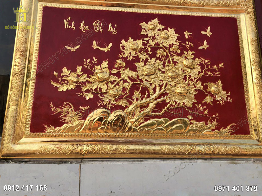 Sản phẩm chạm th&uacute;c tỉ mỉ h&igrave;nh ảnh c&acirc;y hoa mẫu đơn khoe sắc từ tấm đồng v&agrave;ng d&agrave;y 8 rem, mạ v&agrave;ng 24K